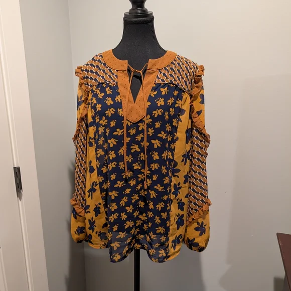 Cabi Geometric Pattern Top - Picture 1 of 10